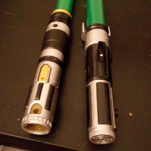 Set of 2, Star Wars Green Lightsabers. - Picture 2 of 3